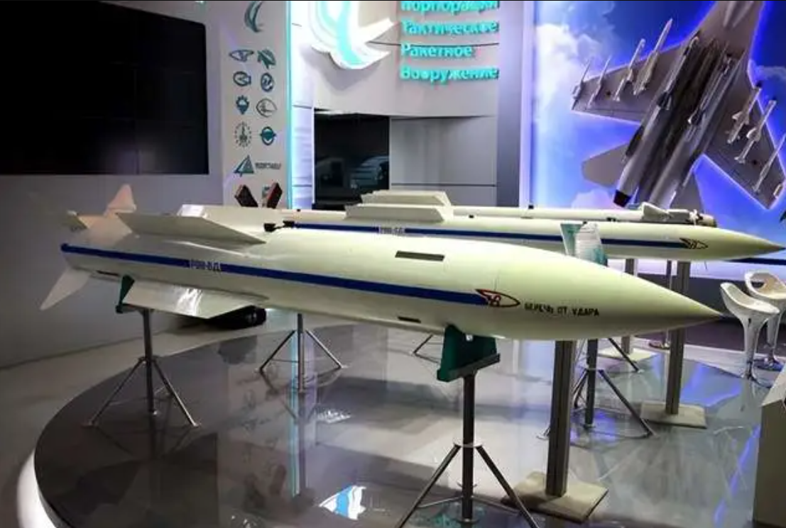 航展上的俄製 R-37M 超遠程空對空飛彈。 圖：翻攝自騰訊網《寰球战略解读》