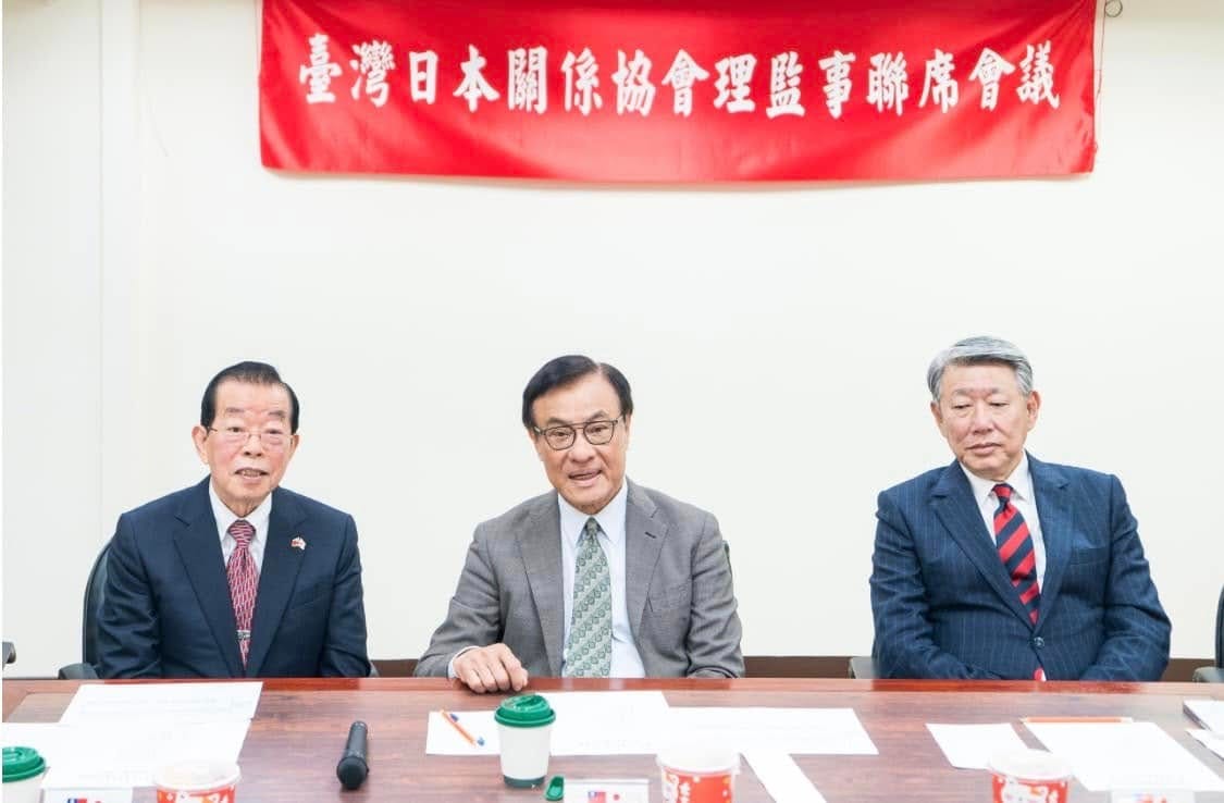 前駐日代表、總統府資政謝長廷（左）6日接掌台灣日本關係協會會長；中間為原台灣日本關係協會會長蘇嘉全；右為前經濟部長郭智輝。 圖：翻攝「臉書」謝長廷粉絲專頁