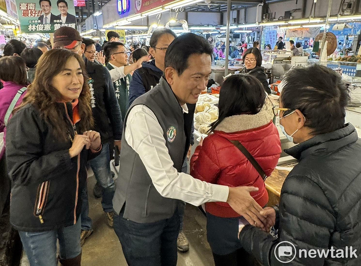 立法委員林俊憲今日傍晚深入永康區人潮最密集的尚青黃昏市場掃街拜票，逐攤向鄉親請託，向攤商與採買民眾一一致意，沿途親切互動、傾聽真實心聲。 圖：林俊憲服務處提供
