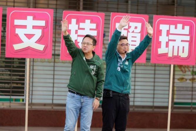 邱志偉(左)陪同賴瑞隆(右)向通勤市民問早致意。 圖：賴瑞隆辦公室提供