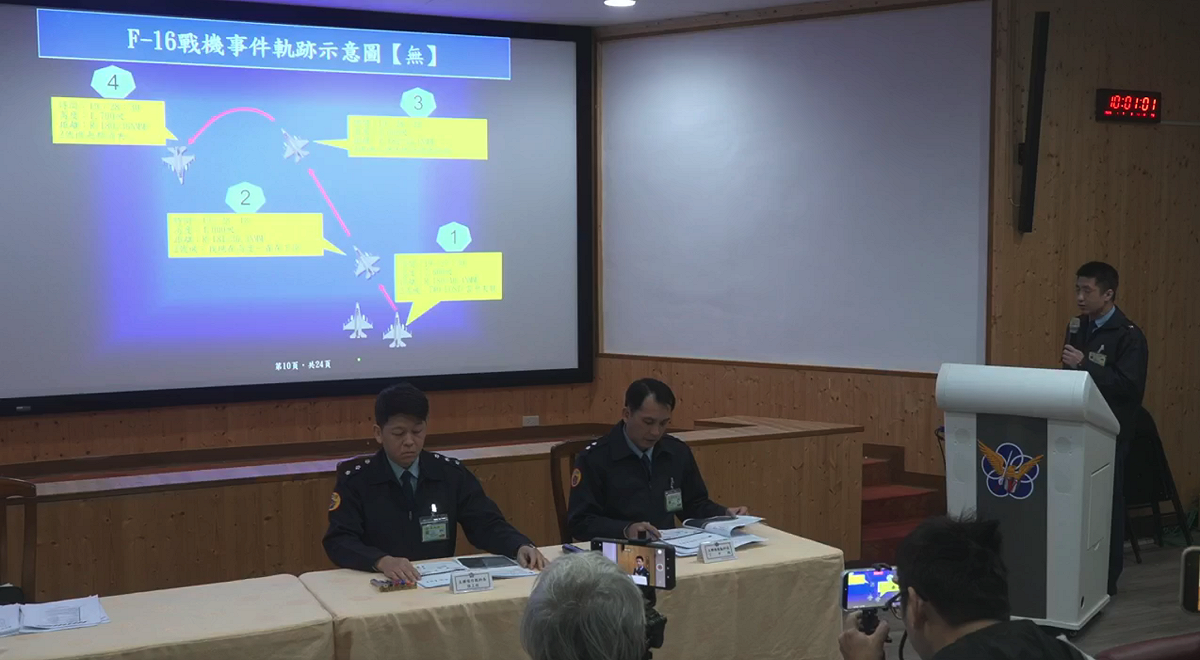 國防部空軍司令部7日上午召開記者會，說明F-16戰機失事飛官辛柏毅目前搜救情況。 圖：翻攝空軍臉書