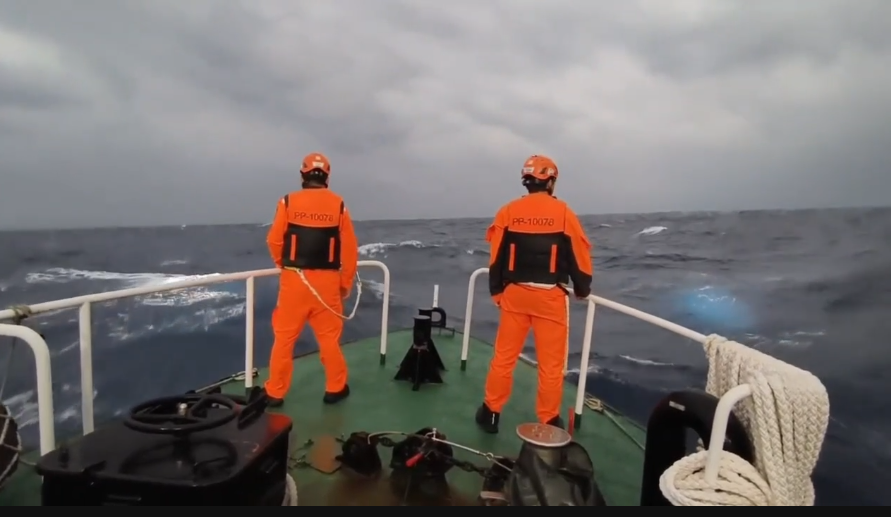 海巡署今（7）早指出，目前已累計已累計派遣3艦及6艇於事故海域持續搜尋，並施放共計4顆 SLDMB 海難搜救測流浮標，持續配合國防部全力進行搜救作業。 圖：擷自海巡署提供影片