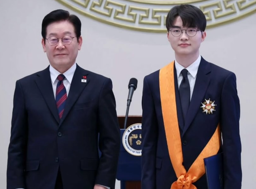Faker(右)獲得由南韓總統親自頒發的青龍勳章。 圖：翻攝自Faker IG
