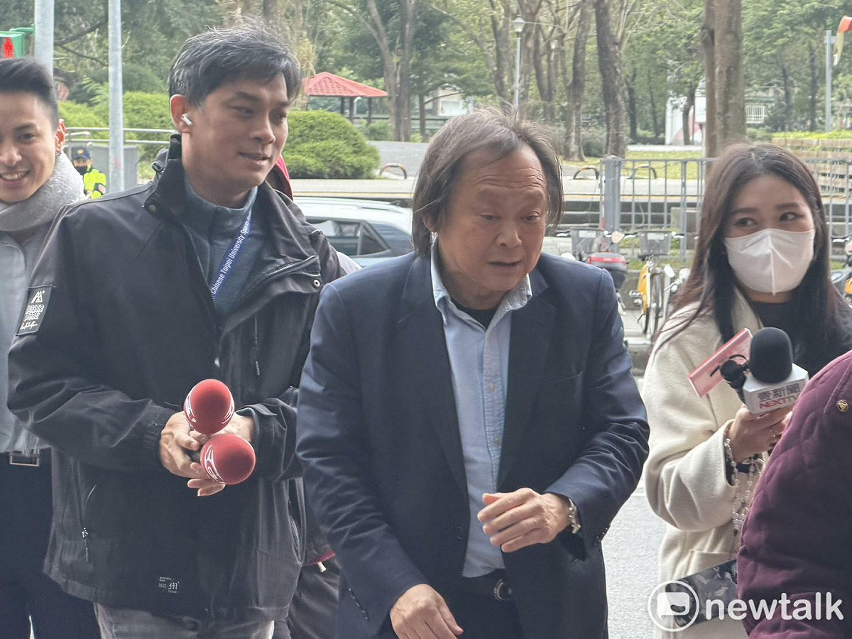 針對先前媒體報導「主動要求參加柯文哲與韓國瑜的會面活動」一事，民進黨立委王世堅今日( 9 日)受訪時緊急澄清，強調是收到韓國瑜的邀請，並決定以「避免模糊焦點」為由，不出席相關活動。 圖：高逸帆／攝