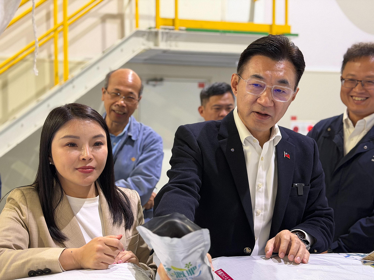 江啟臣與張嘉郡考察廚餘去化廠。 圖：江啟臣辦公室/提供