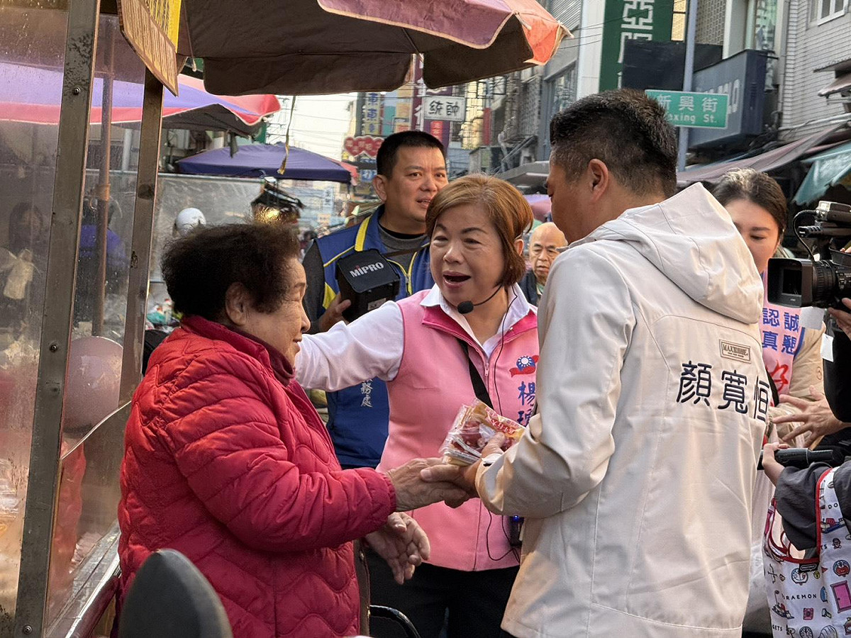 楊瓊瓔與顏寬恒在沙鹿市場拜票。 圖：楊瓊瓔服務處/提供