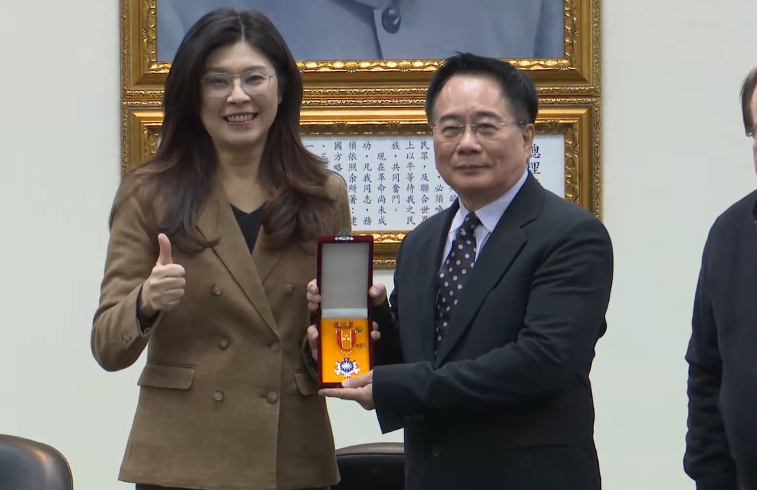 國民黨主席鄭麗文頒發實踐一等獎章給前立委蔡正元。 圖：擷取自國民黨臉書