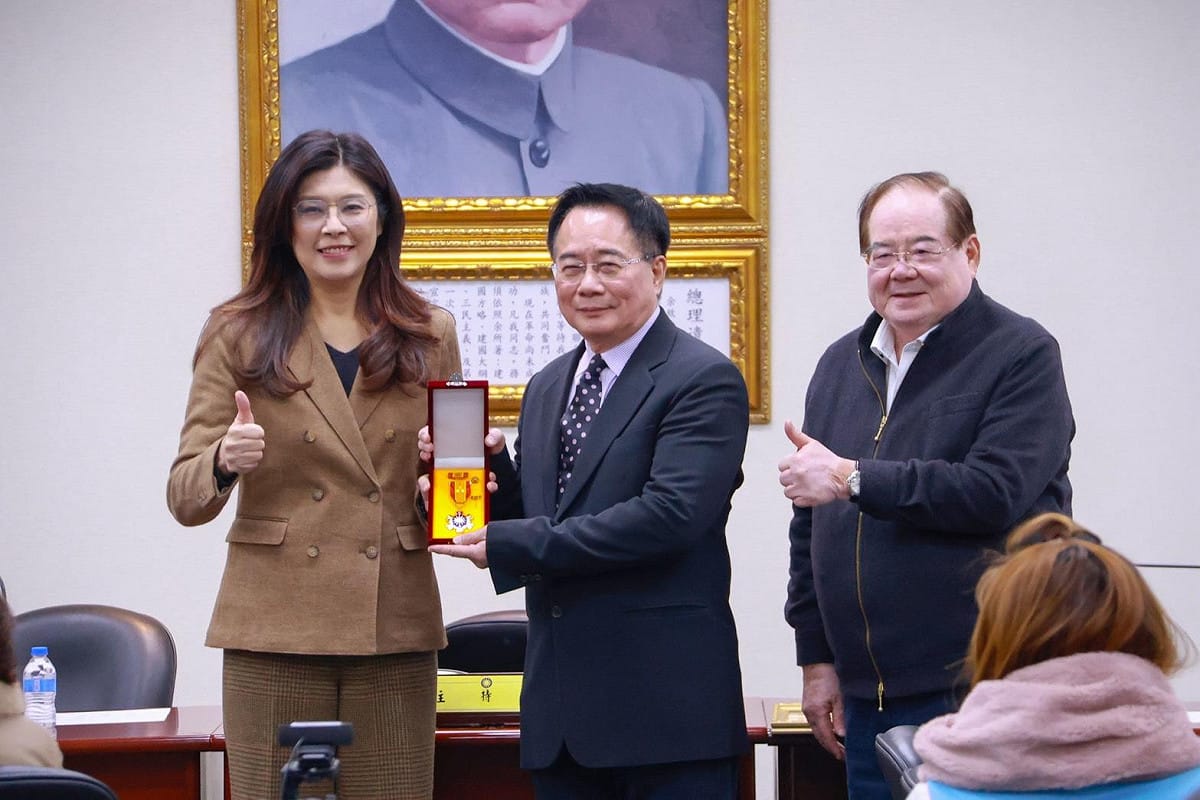 前立委蔡正元（圖中）獲頒國民黨實踐一等獎章。 圖：國民黨/提供