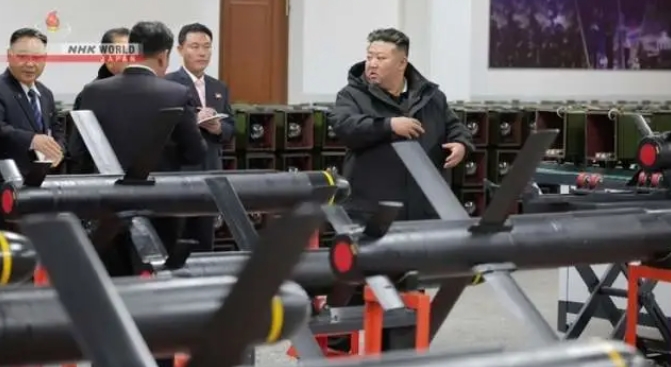 北韓領導人金正恩視察閃電-4導彈生產工廠。 圖 : 翻攝自朝中社