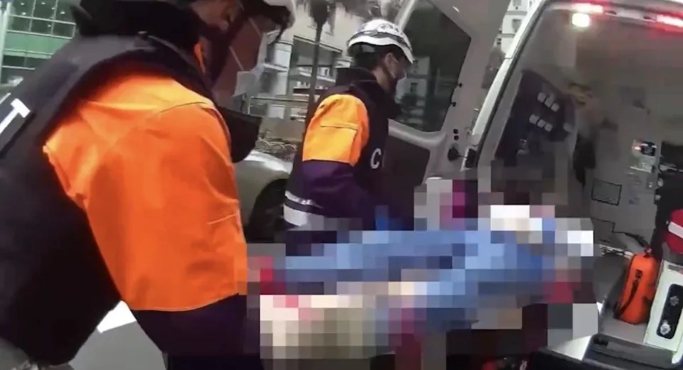 警方會同119救護人員將黃男強制送醫。 圖：翻攝畫面