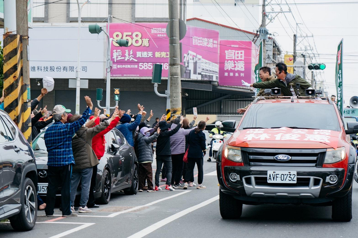 林俊憲台南團結車隊今日行徑善化、新市、安定等區域，沿途獲得不少鄉親揮手加油與熱情回應，林俊憲也呼籲支持者在最後關鍵時刻站出來，用行動展現團結力量，「讓台南繼續走在對的路上」。 圖：林俊憲服務處提供
