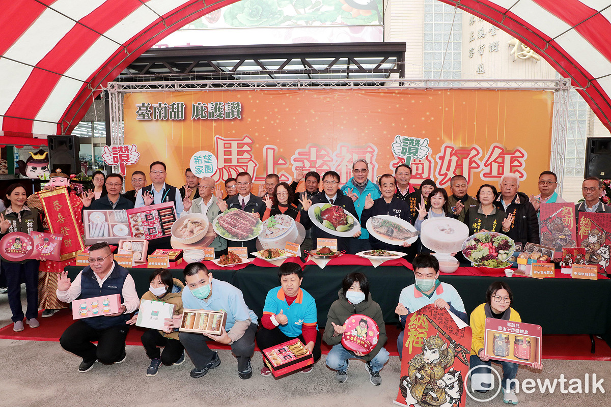 台南市政府勞工局辦理「馬上幸福過好年—台南庇護年節禮」行銷記者會，攜手7家庇護工場，推出多款精美年節禮盒與開運年菜。台南市長黃偉哲、勞動部勞動力發展署雲嘉南分署副分署長許慧香及五大總工會代表皆親自出席，呼籲社會大眾共同守護弱勢就業，以實際行動訂購支持，傳遞溫暖與愛。 圖：黃博郎／攝