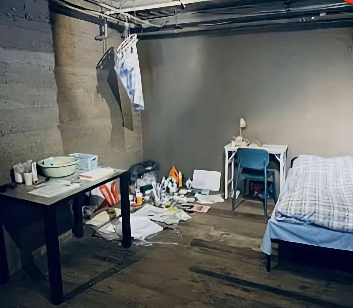 有網友曝光于朦朧生前被囚禁的小黑屋畫面，該房間沒有窗戶相當簡陋，還有一些詭異的裝潢，房間裡面僅有基本的盥洗設備和2張床。 圖：翻攝自網路