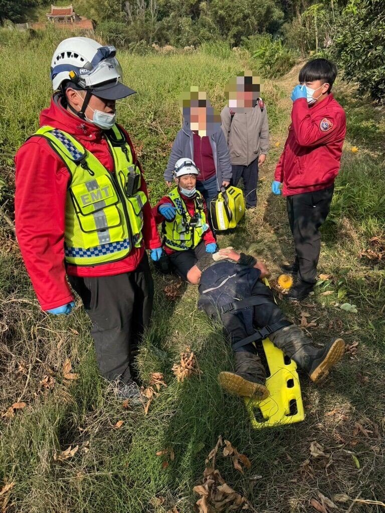 苗栗縣頭屋鄉象山村7日發生民眾在田間作業時遭蜂群攻擊，多人受傷，其中胡姓男子全身遭蜂螫20餘處，出現嚴重過敏反應、意識不清，消防人員到場後先將患者緊急拖出草叢、送醫搶救。（苗栗縣消防局提供）中央社記者管瑞平傳真　115年1月7日