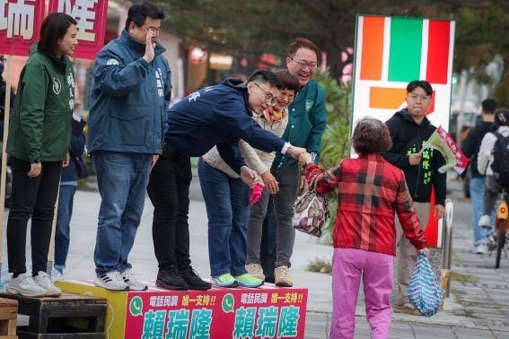 賴瑞隆(左三)偕多位市議員與參選人向市民致意。 圖：賴瑞隆辦公室提供