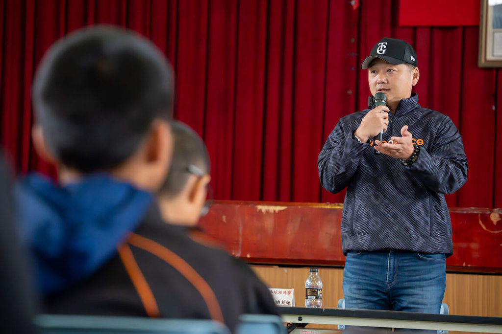 帶領台灣拿下世界12強棒球賽冠軍的總教練曾豪駒（後），7日與新竹縣小球員面對面交流，分享自己在棒球路上累積的經驗與體會，更親自陪孩子們聊棒球、聊學習，（球芽基金提供）中央社記者蘇志畬傳真　115年1月7日