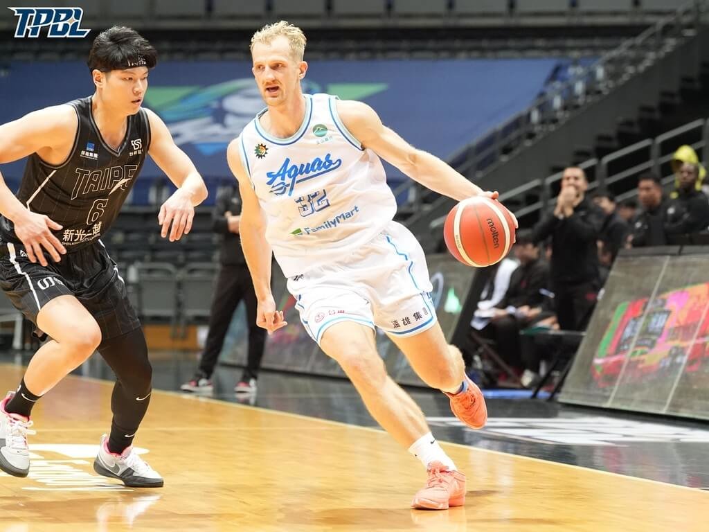 台灣職業籃球大聯盟（TPBL）高雄全家海神隊7日在主場面對台北台新戰神隊，靠著洋將布里茲克（Bogdan Bliznyuk）（持球者）攻下全場最高的33分，終場助隊以108比103搶勝。（TPBL提供）中央社記者陳容琛傳真 115年1月7日