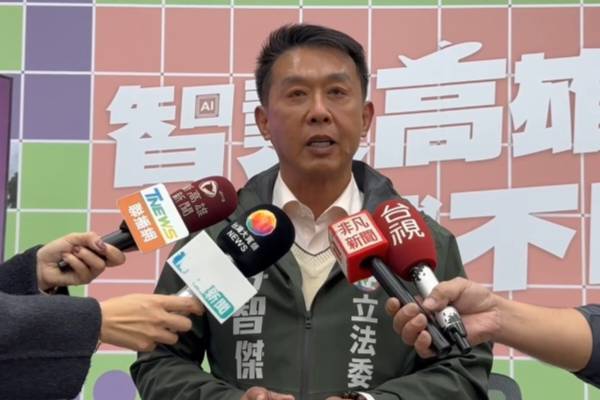 許智傑提出「顧老也顧小，高雄幸福好」政策，期盼能夠打造「幸福高雄、全齡照顧」願景。 圖：許智傑辦公室提供