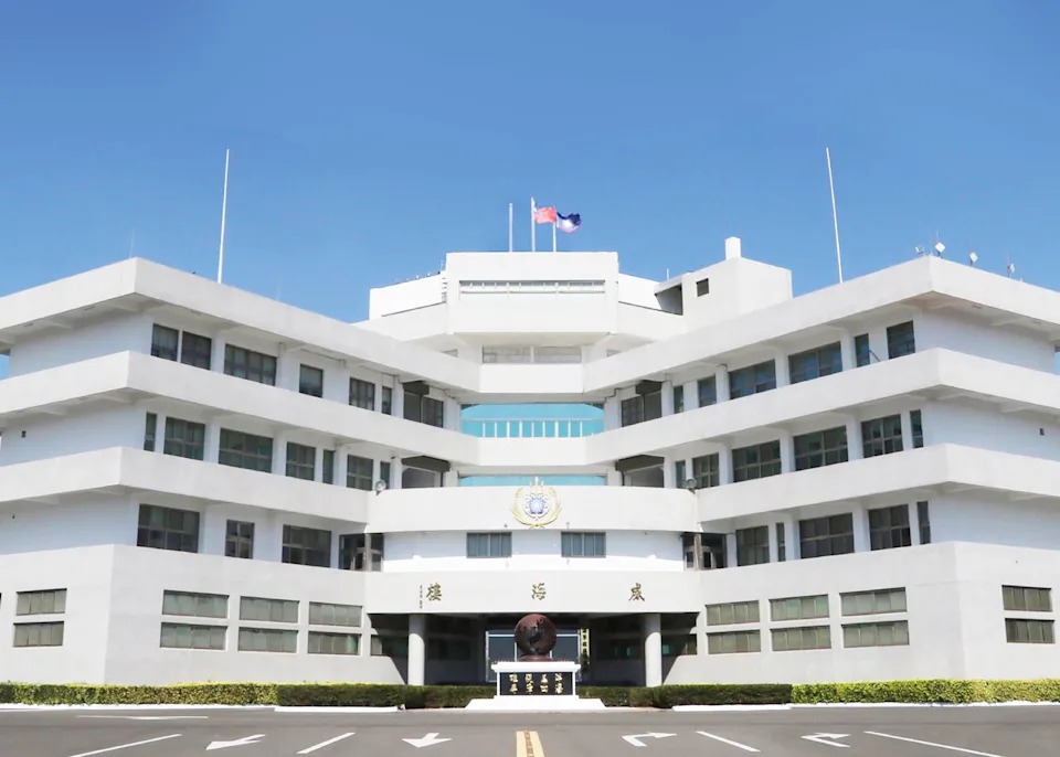 海軍艦隊指揮部表示，所屬韓姓中士本日休假期間於住家頂樓墜樓，由單位幹部陪同家屬送醫急救。 圖：取自艦隊指揮部臉書