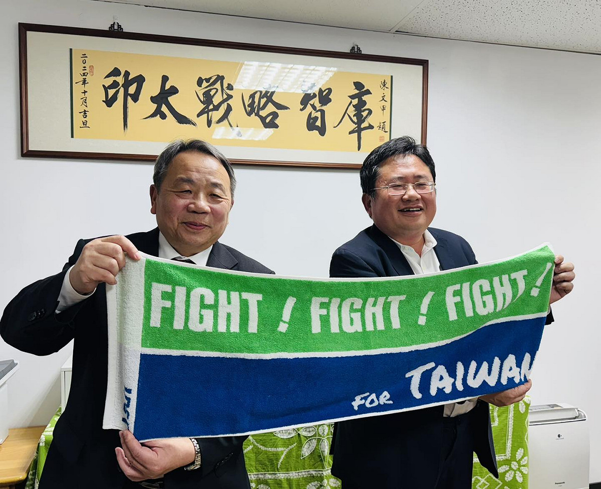 正在台灣訪問中的石平來到印太戰略智庫的辦公室。 圖：翻攝矢板明夫臉書