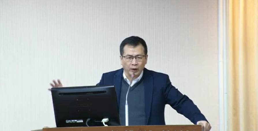 鼓吹武統最高罰百萬，羅智強稱此修法箝制言論自由，賴清德總統、民進黨對不起鄭南榕，「掘鄭南榕的墓」，律師黃帝穎痛批法盲瞎挺武統，背離民主世界，更被台灣人所唾棄。 圖：截自立法院IVOD影片