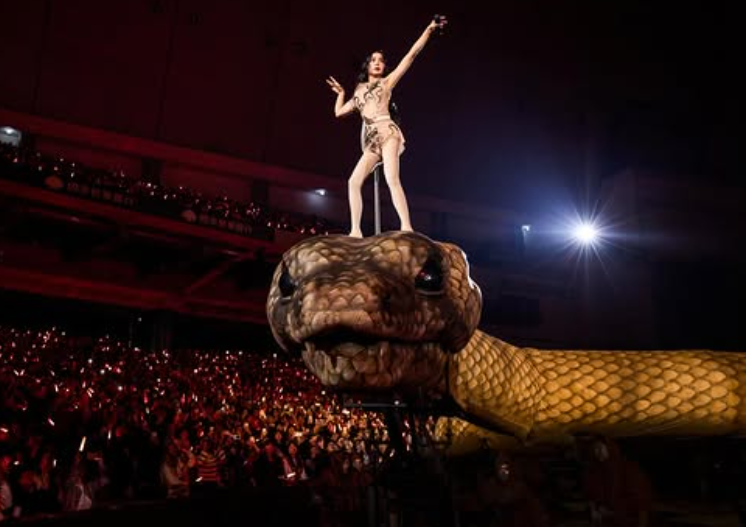 蔡依林《PLEASURE》演唱會出現蟒蛇等巨型動物。 圖：翻攝自蔡依林IG