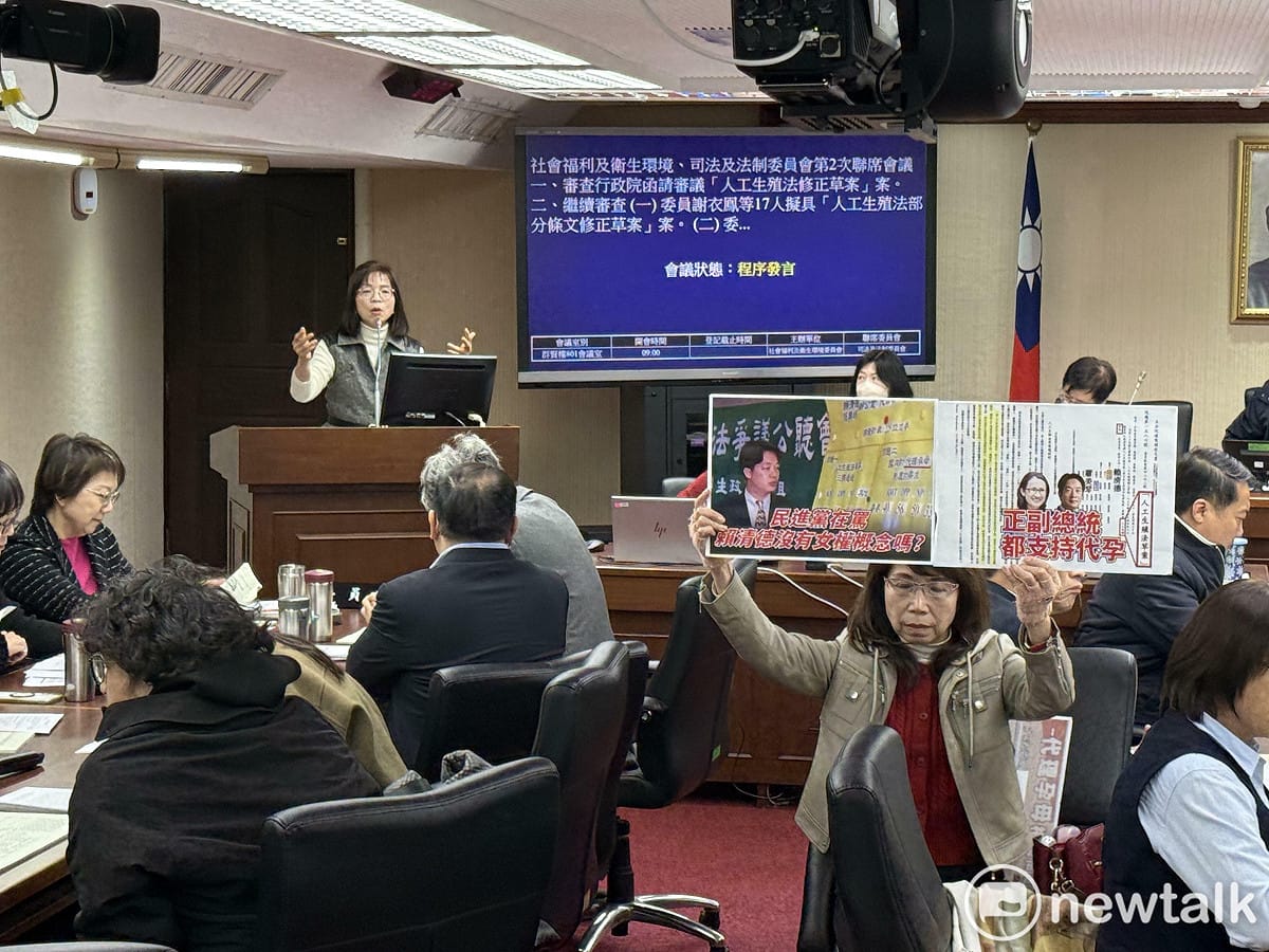 民進黨立委林淑芬程序發言時，台下民眾黨立委陳昭姿手舉「民進黨在罵賴清德沒有女權概念嗎？」「正副總統都支持代孕」等板子反擊。 圖：周煊惠 / 攝