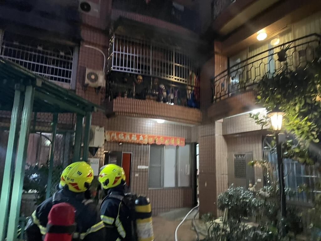 屏東內埔鄉一處大樓8日清晨發生火警，消防人員抵達現場後，立即展開疏散並逐層搜索，確保住戶安全撤離。（屏東縣政府消防局提供）中央社記者黃郁菁傳真　115年1月8日