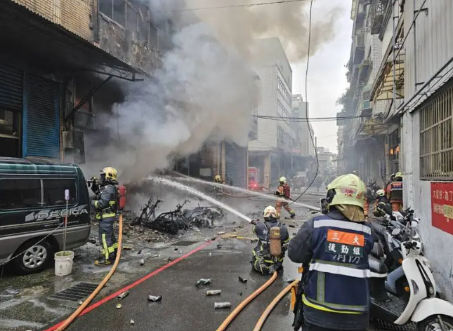 新北市三重一處工廠今(8)日上午驚傳火警，4名員工一度受困逃至頂樓安全處待救。 圖：翻攝畫面