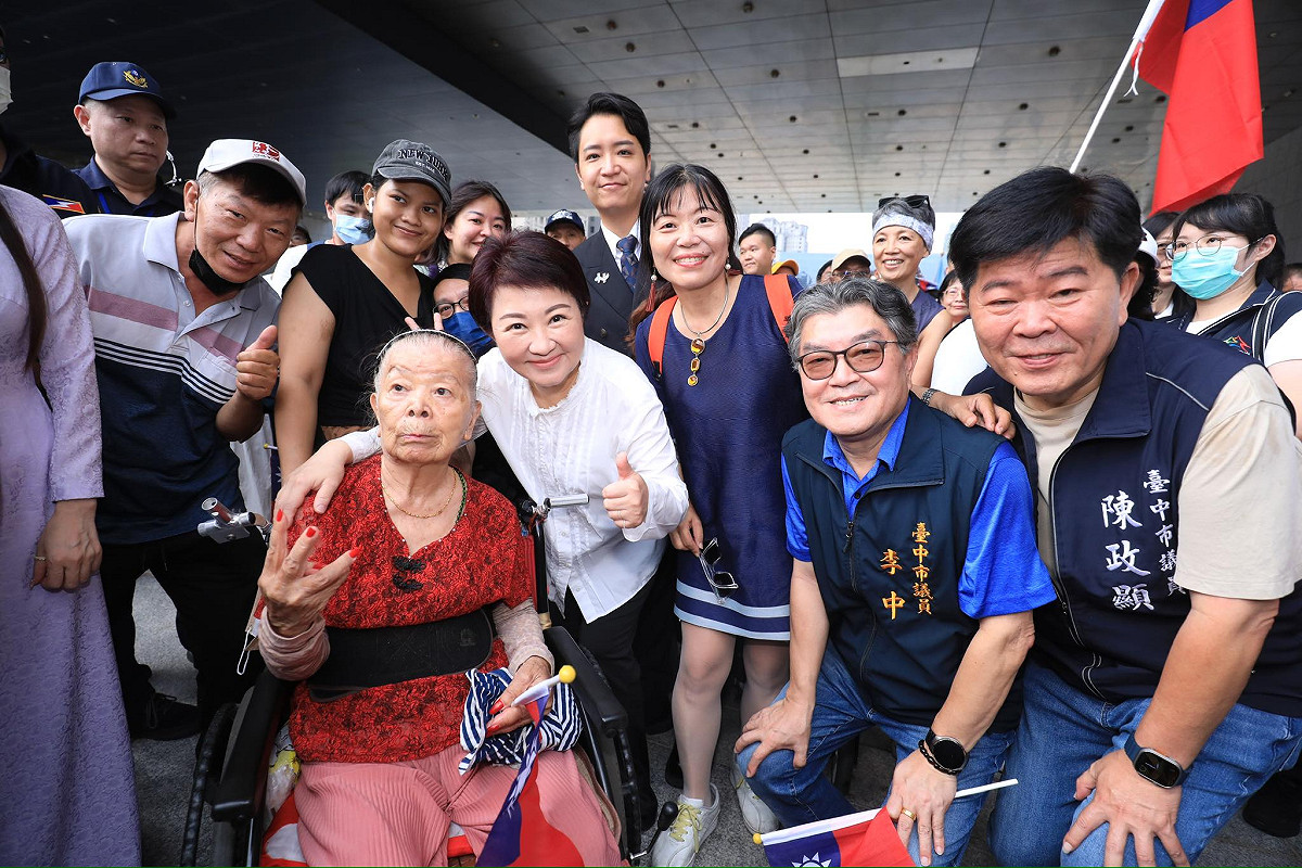 國民黨台中市議會書記長李中（右二）認為，學生午餐免費應擴及高中以下所有公私立學校。 圖：取自李中臉書