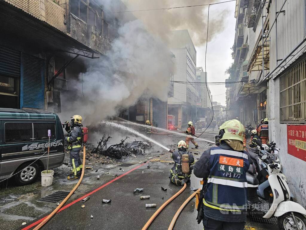新北市三重區一間工廠8日上午發生火警，現場冒出大量火煙，消防局獲報立刻派員到場布水線灌救。（翻攝照片）中央社記者曹亞沿傳真　115年1月8日
