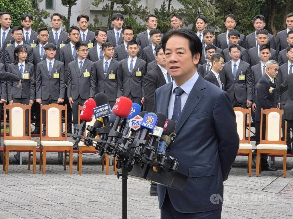 總統賴清德（前）8日表示，中國政府對台灣人民跨境施壓，正足以證明中國政府公權力不及於台灣，也更進一步證實，台灣不屬於中華人民共和國一部分。中央社記者謝君臨攝　115年1月8日