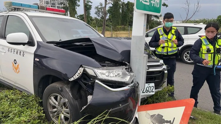 執勤中的警用巡邏車在迴轉時突然失控，衝上安全島並撞上告示牌。 圖：警方提供