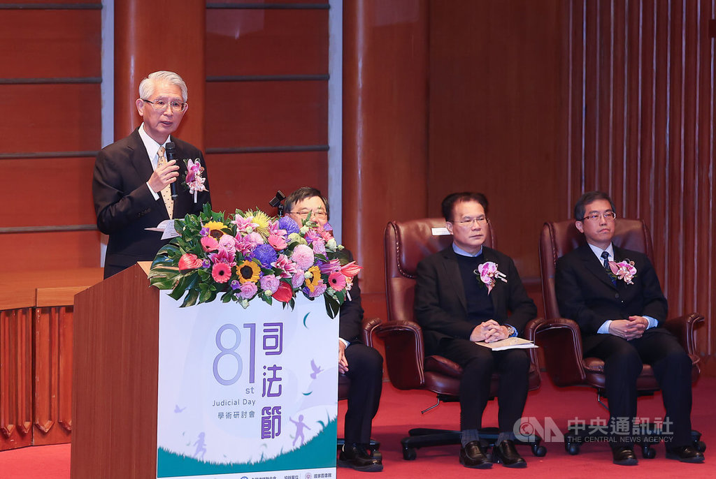 司法院代理院長謝銘洋（左）8日在台北出席第81屆司法節學術研討會，期盼藉由各界專家學者的交流，建構更值得人民信賴的司法環境。中央社記者謝佳璋攝  115年1月8日