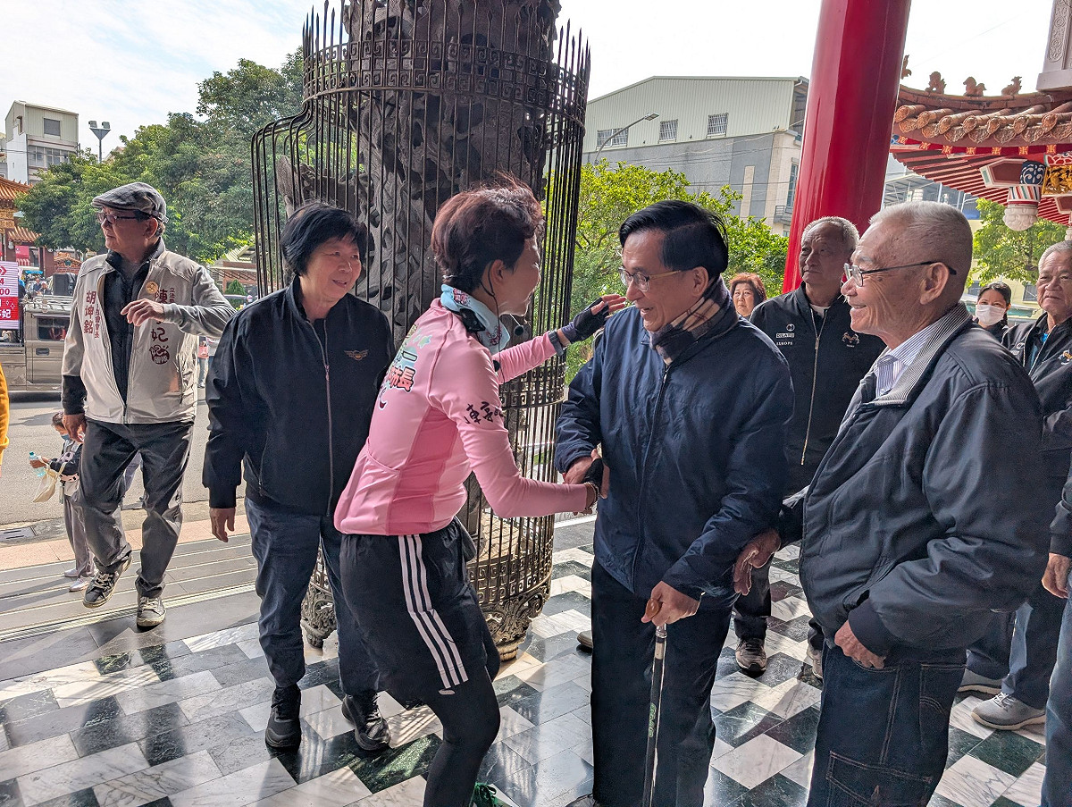 陳亭妃「行動政府・行動正能量」37區鐵馬行動抵達關廟山西宮時，正巧前總統陳水扁也前往參拜拜，陳水扁特地向陳亭妃表達關心與鼓勵，並強調台南是民主聖地，讓台南400年第一位女力市長來完成台南民主的最後一塊版圖，為台南寫下歷史新頁。 圖：陳亭妃服務處提供