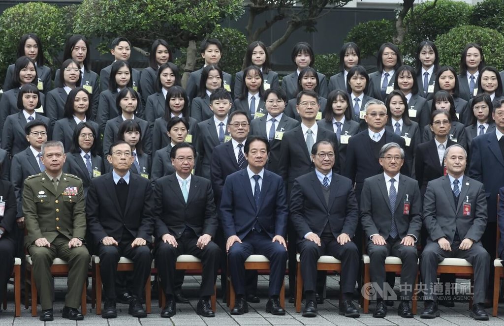 總統賴清德（前排中）8日出席法務部調查局調查班第62期結業典禮，與法務部長鄭銘謙（前排右3）、國安會祕書長吳釗燮（前排左3）、檢察總長邢泰釗（前排左2）、調查局長陳白立（前排右2）等人一同和學員合影。中央社記者張皓安攝　115年1月8日