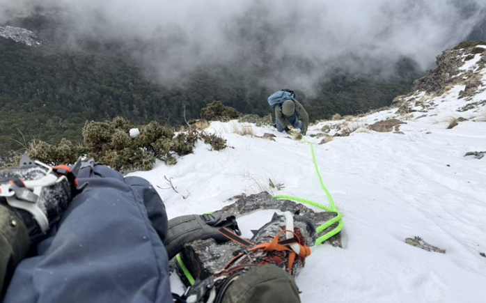 獨攀百岳品田山遇險！新加坡登山客靠衛星裝置成功獲救