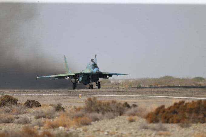為了應對不斷擴大的國內抗議浪潮，伊朗軍方也採取行動，多架戰機、直升機在該國西部地區頻繁活動。 圖：翻攝自 @War_Radar2 X 帳號