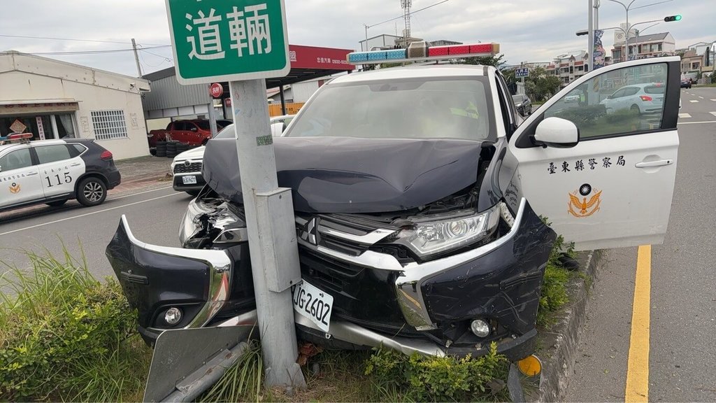 台東23歲林姓員警8日清晨駕駛警車值勤，於路口迴轉時因操作不慎撞上分隔島，造成車頭凹陷，所幸未受傷，員警酒測值為零。（警方提供）中央社記者盧太城台東傳真　115年1月8日