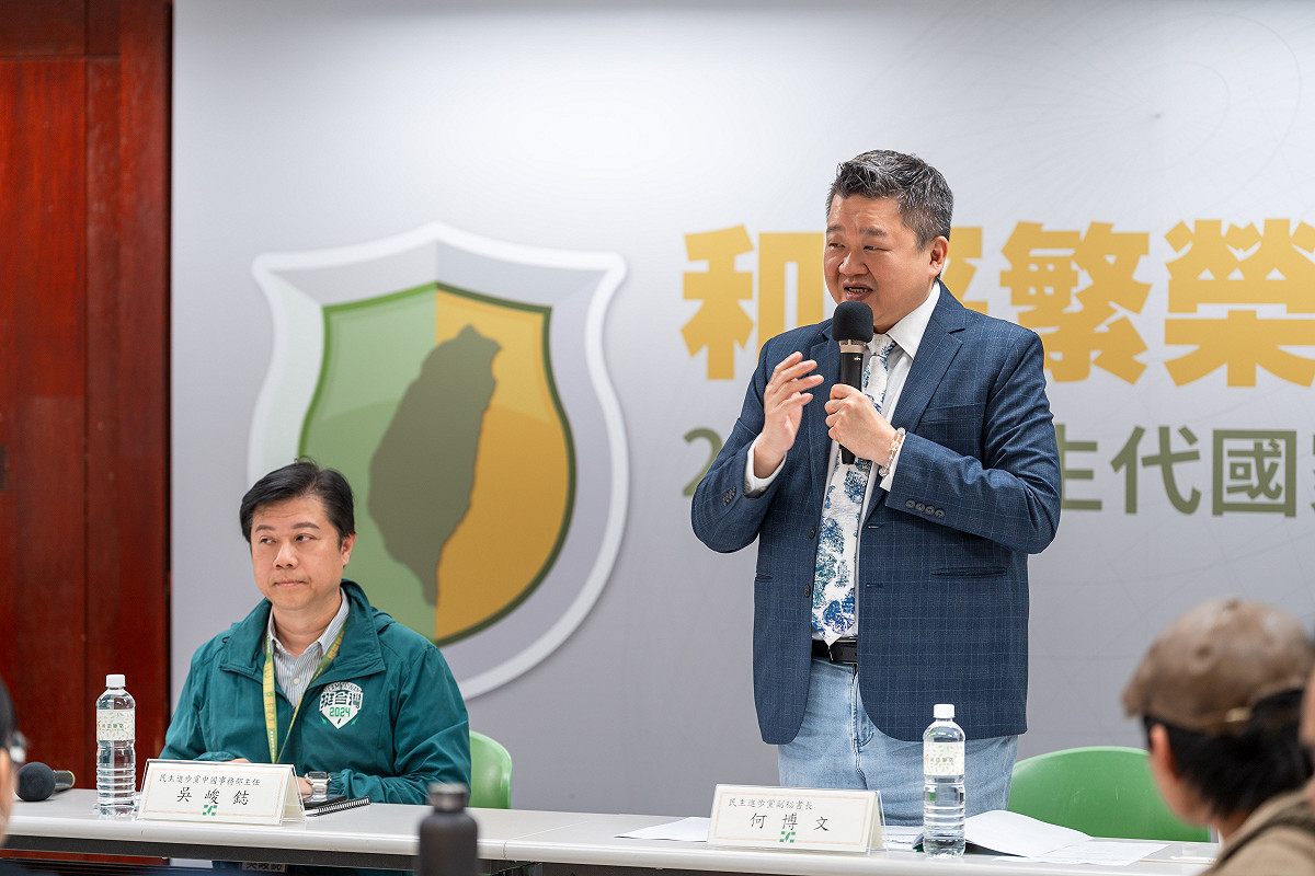 民進黨中國部主任吳峻鋕（左）、民進黨副秘書長何博文（右） 圖：民進黨提供
