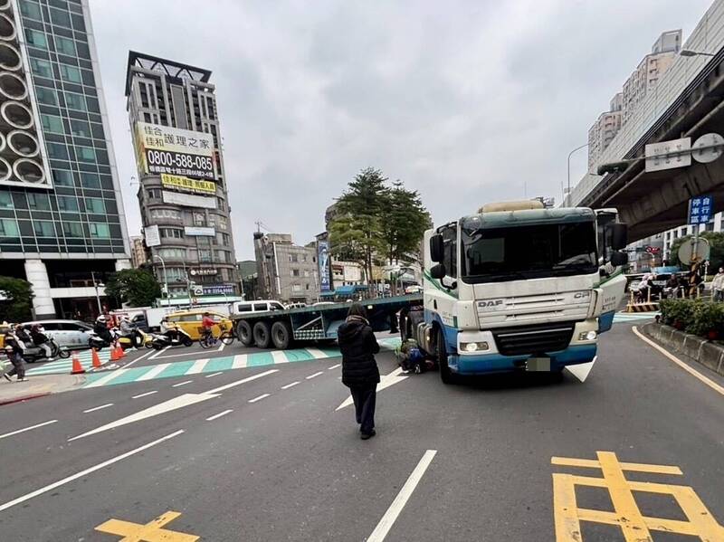 拖板車駕駛行經路口時違規右轉，當場輾過一名70歲老婦， 圖：翻攝畫面