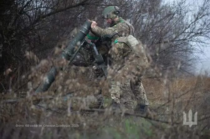 烏軍使用迫擊砲攻擊來犯俄軍。 圖 : 翻攝自環球戰略解讀