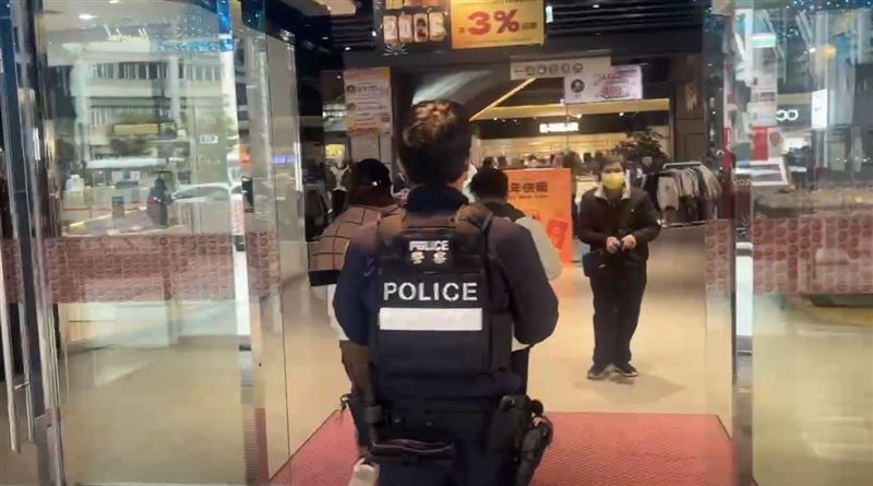 龜山警分局大華派出所加強百貨商場巡查。 圖：翻攝畫面