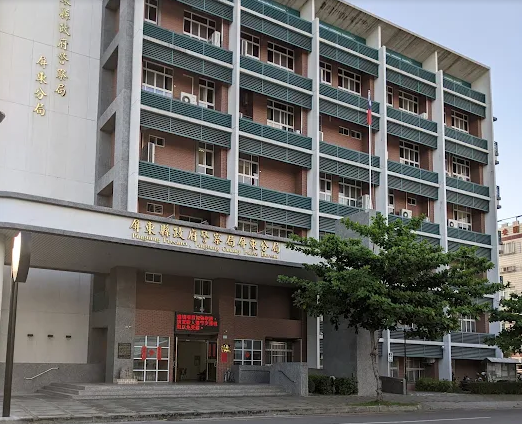 民眾PO文爆料，屏東分局值勤台警員分心看直播，態度冷漠。 圖：翻攝畫面