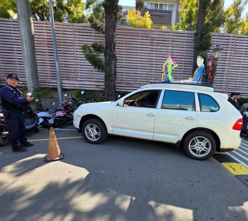 台中崇德殯儀館內8日有一輛未熄火停放的汽車向前滑動，滑行車輛除碰撞3名行人外，還波及停放在現場的6輛機車，所幸傷者均無大礙。（民眾提供）中央社記者郝雪卿傳真　115年1月8日