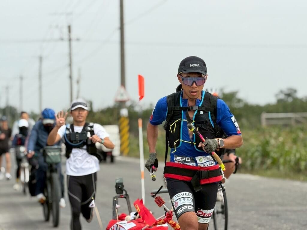 台灣極地超馬好手陳彥博（前）8日順利完成為期8天、總長433公里的「黑色超跑雪橇環台訓練」，抵達終點高雄美術館，現場有大批加油團為陳彥博喝采打氣。（極地超馬運動員陳彥博提供）中央社記者黎建忠傳真　115年1月8日