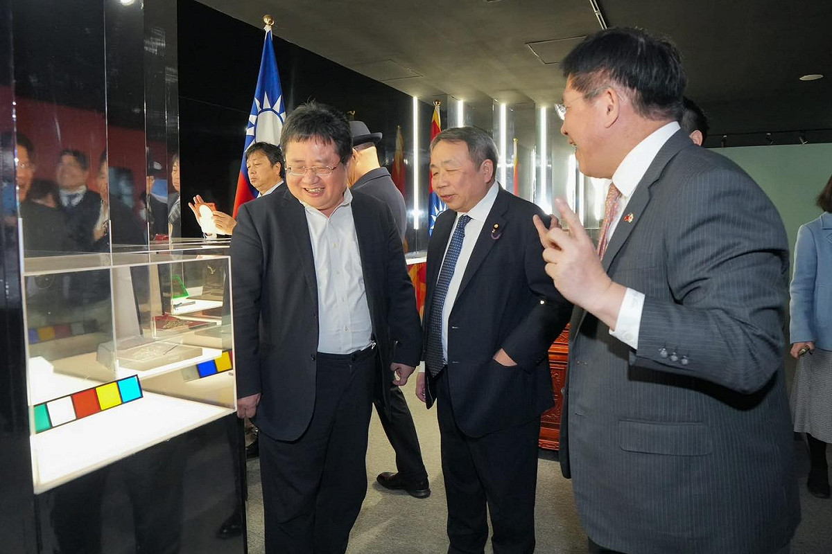 矢板明夫和石平在林佳龍部長的陪同下一起參觀總統府。 圖：翻攝矢板明夫臉書