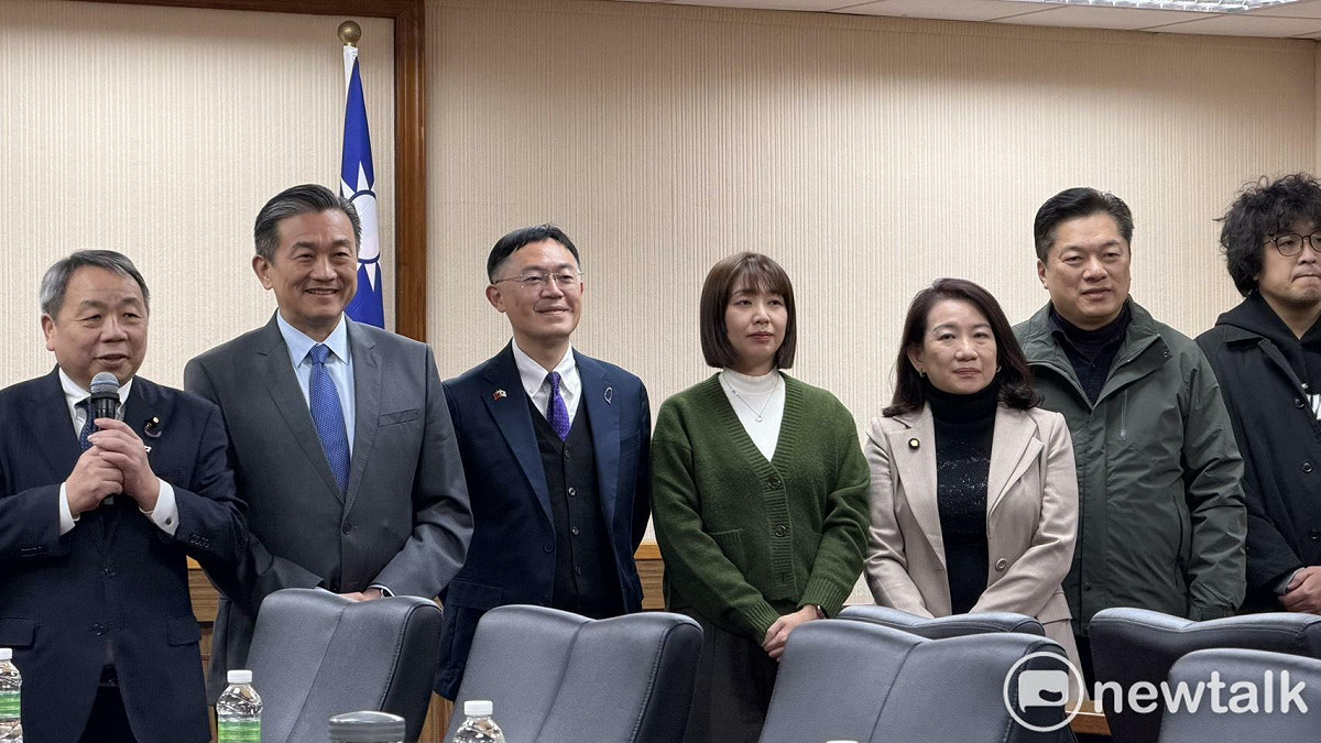 日本維新會參議員石平率團赴立法院參訪。石平（左一）、王定宇（左二）、沈伯洋（右一）都遭中國制裁。 圖：高逸帆／攝
