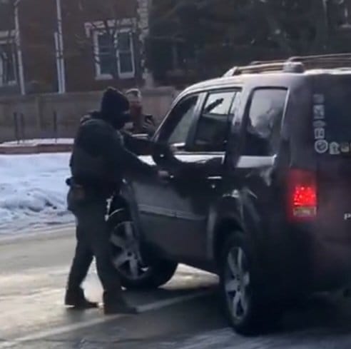 美國明尼蘇達州明尼阿波利斯7日發生一起移民及海關執法局（ICE）執法槍擊民眾案件，引發全美抗議。 圖：翻攝自 X @YankeesMIKE2408