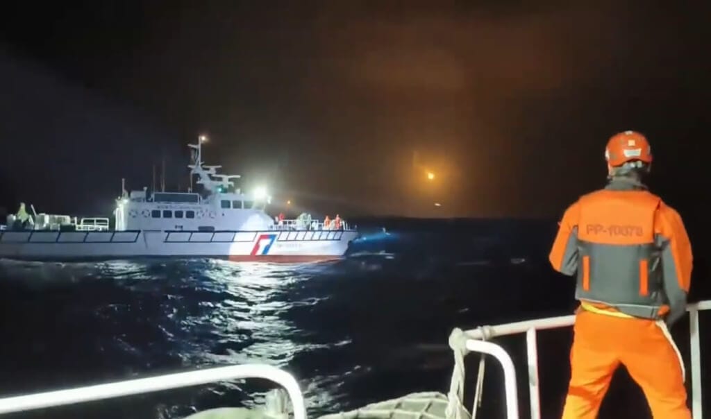 飛官辛柏毅跳傘失聯，海巡署配合國軍搜救。 圖：海巡署提供